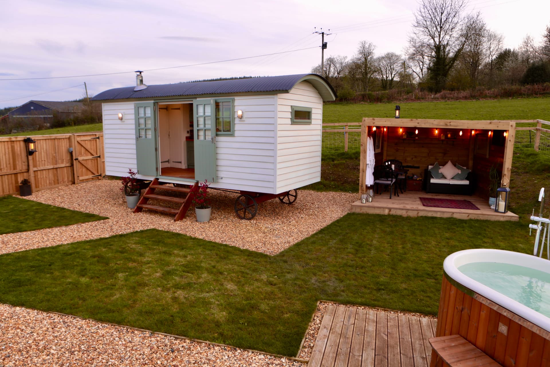 Oak Hut with hot tub and panoramic views